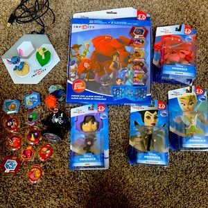 Disney infinity 2.0 collection comes with 8 characters, and 15 discs.